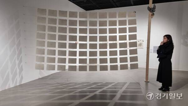 정은별 작가가 자신의 작품 ‘모퉁이 이야기’에 담긴 의미를 설명하고 있다. 이나경기자