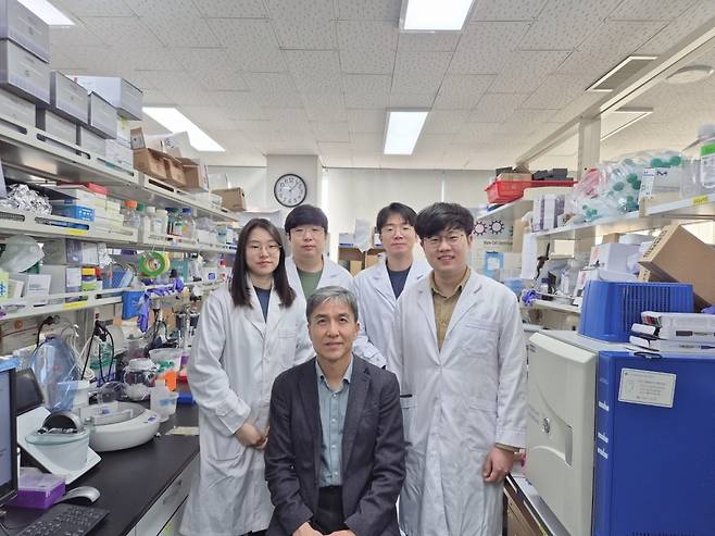 김주희 바이오및뇌공학과 박사과정생, 공정렬 박사, 조광현 교수, 이춘경 박사과정생, 김훈민 박사과정생 /사진=KAIST
