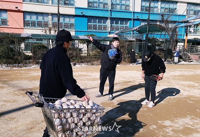 LG 유영찬(가운데)이 22일 서울 강남구 논현동에 위치한 학동초등학교에서 재능기부 활동을 하고 있다. /사진=김우종 기자