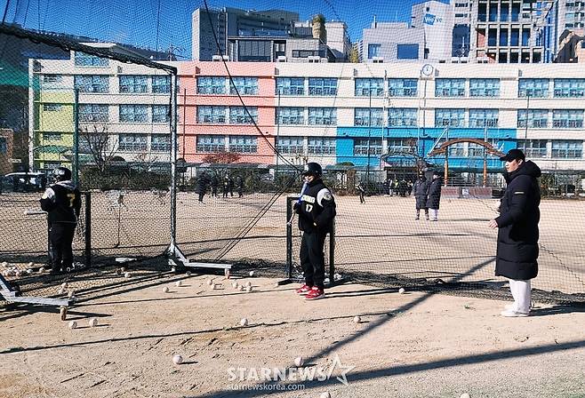 LG 문보경(오른쪽)이 22일 서울 강남구 논현동에 위치한 학동초등학교에서 재능기부 활동을 하고 있다. /사진=김우종 기자