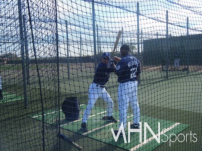 (샌디에이고 코치연수 시절의 전준호 해설위원이 타격을 지도하고 있다.)