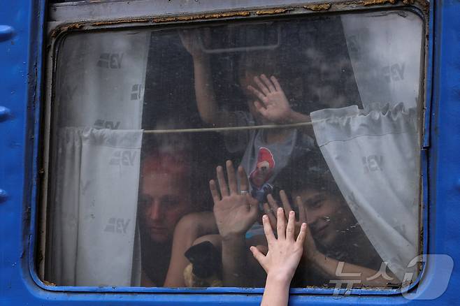 30일(현지시간) 우크라이나 동부 포크로우스크에서 주민들이 피란을 떠나며 가족에게 인사하고 있다. 2024.08.30/ ⓒ 로이터=뉴스1 ⓒ News1 박재하 기자