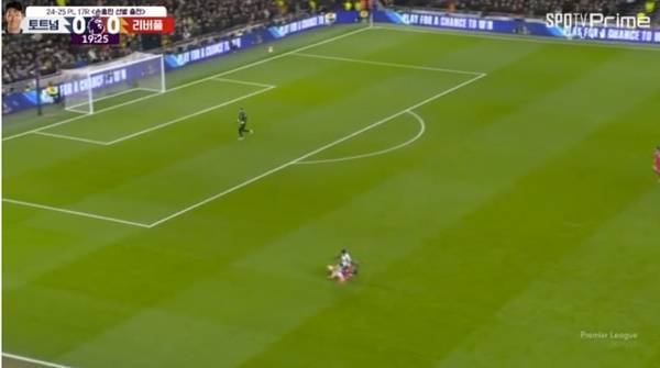 소보슬러이에게 걸려넘어지는 손흥민. ⓒSPOTV