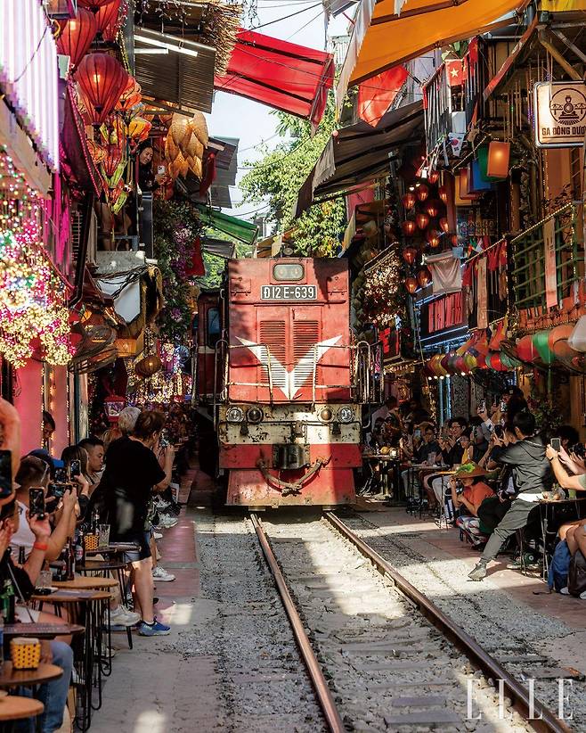 베트남 북부 여행의 기점인 하노이. 베트남항공 인천~하노이 노선은 매일 2회 편성된다. 하노이의 명물인 기찻길 거리에 들러 에그 커피를 마시는 것도 잊지 말길.