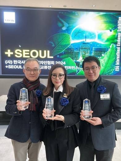 (사진 왼쪽부터) 강정진 국제문화기술진흥원 원장, 김민경 대한민국감성색채디자인협회 회장, 황만석 (주)아톰커뮤니케이션즈 대표. 한국시각정보디자인협회 제공