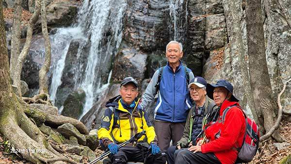 낙영폭포를 배경으로 나란히 앉으니 웃음이 난다.