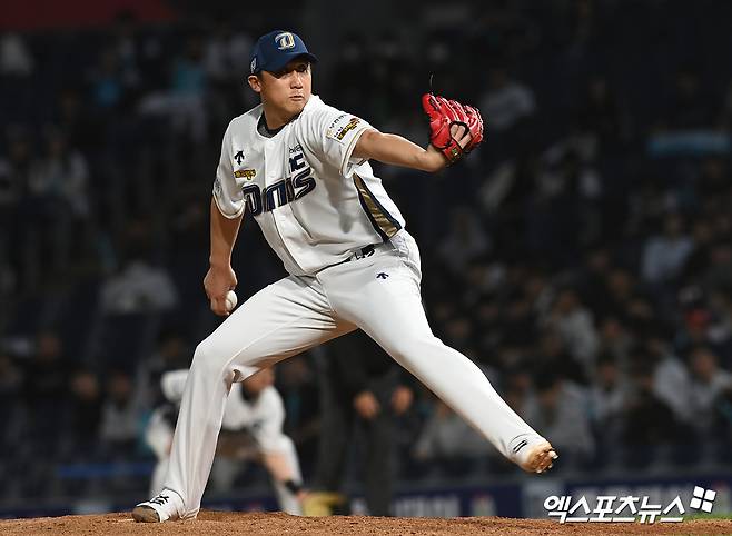 17일 오후 경상남도 창원NC파크에서 열린 '2024 신한 SOL뱅크 KBO리그' 한화 이글스와 NC 다이노스의 경기, NC가 한화 선발 류현진의 100승 기록을 저지하며 4:3 승리를 거뒀다. 9회 등판한 NC 이용찬이 공을 힘차게 던지고 있다. 엑스포츠뉴스 DB