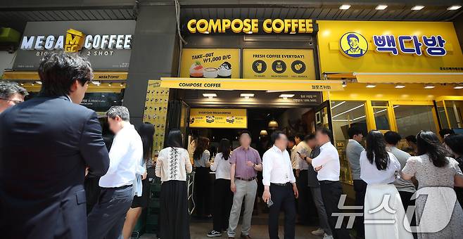 서울 시내에 위치한 저가 브랜드 커피 매장 앞에서 시민들이 줄지어 커피를 구매하고 있다. 고물가 시대에 3대 저가 커피 브랜드(메가MGC커피·컴포즈커피·빽다방) 매장이 빠르게 늘고 있다. /뉴스1 ⓒ News1 임세영 기자