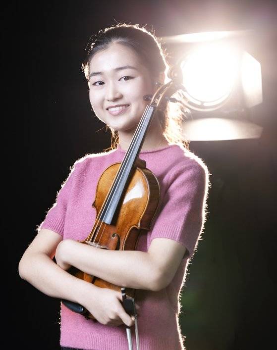 2008년생 바이올리니스트 김서현. 지난해 티보 바르가 국제 콩쿠르에서 우승한 후 국내외 공연 무대가 늘어나고 있다. 높은 집중력과 깊이 있는 연주 스타일을 보여준다. 권혁재 사진전문기자