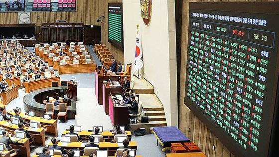 12일 오후 국회 본회의에서 '윤석열 대통령 배우자 김건희의 주가조작 사건 등의 진상규명을 위한 특별검사 임명 등에 관한 법률안'이 통과되고 있다. 연합뉴스