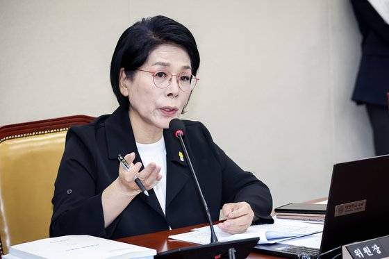 최민희 과방위원장이 지난달 18일 서울 여의도 국회에서 열린 제418회 국회(정기회) 과학기술정보방송통신위원회 인사청문회에서 발언하고 있다. 전민규 기자