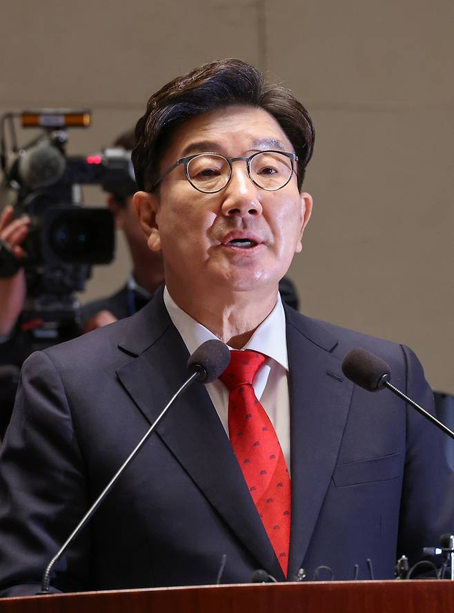 국민의힘 권성동 당 대표 권한대행 겸 원내대표가 24일 오전 서울 여의도 국회에서 열린 의원총회에서 발언하고 있다. 연합뉴스