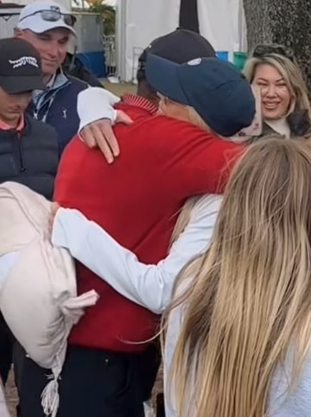 지난 23일(한국시간) 막을 내린 가족 대항 골프 대회 PNC 챔피언십을 마친 뒤 전처 엘린 노르데그린과 포옹하고 있는 타이거 우즈. 데일리메일 캡쳐