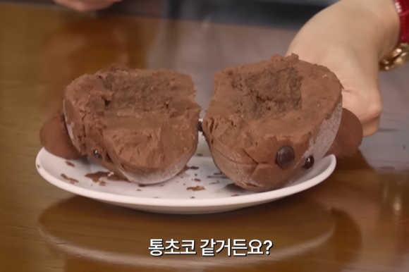 박미선이 호텔신라의 크리스마스 한정판 케이크 ‘신라 베어즈 위스퍼’를 먹기 위해 케이크 커팅칼로 자르고 있다. 유튜브 채널 ‘마미선’ 캡처