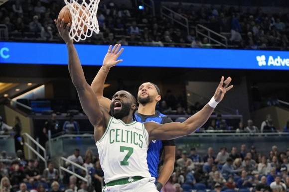 24일(한국시간) NBA 올랜도 매직과의 원정 경기에서 골밑 슛을 시도하는 보스턴 셀틱스의 ‘간판’ 제일런 브라운(앞). 브라운이 35점을 올렸으나 보스턴이 104-108로 했다. 올랜도 AP 연합뉴스