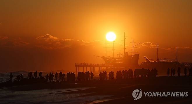 해맞이 명소 정동진 해변 (강릉=연합뉴스) 유형재 기자 = 2025년 새해를 열흘가량 앞둔 22일 해맞이 명소인 강원 강릉시 정동진 해변에서 관광객들이 일출을 바라보고 있다. 2024.12.22 yoo21@yna.co.kr