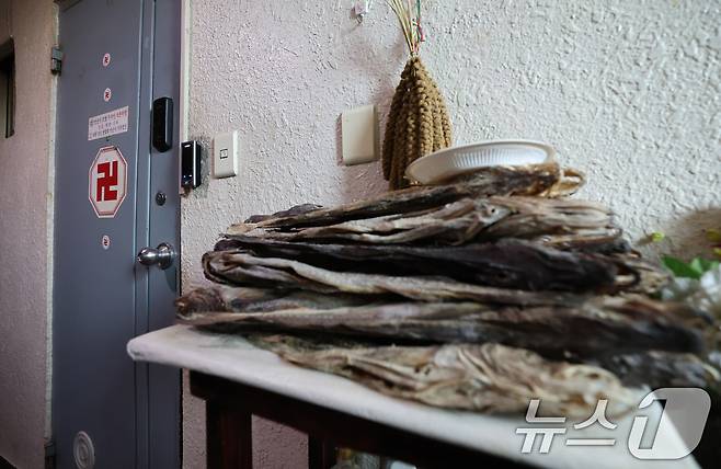 롯데리아 매장에서 내란 모의를 한 혐의를 받는 노상원 전 정보사령관이 역술인으로 활동하면서 점집을 운영해온 것으로 확인됐다. 점집은 노상원 전 정보사령관과 문상호 정보사령관이 비밀 회동한 롯데리아 인근에 위치해 있었다. 사진은 경기 안산시 상록구의 한 다세대 주택 반지하 1층에 있는 점집으로, 노 전 사령관이 지인과 함께 운영한 곳으로 알려졌다.. 2024.12.20/뉴스1 ⓒ News1 김영운 기자