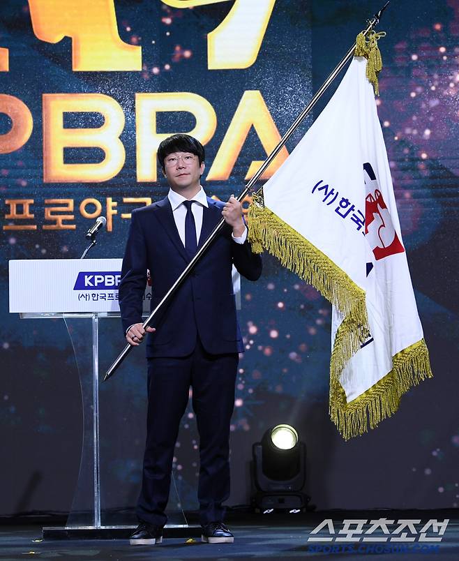 2024 리얼글러브 어워드가 1일 서울 용산구 한남동 그랜드하얏트 서울에서 열렸다. 제13대 한국프로야구선수협회 회장 양현종이 기념촬영을 하고 있다. 박재만 기자 pjm@sportschosun.com/2024.12.01/