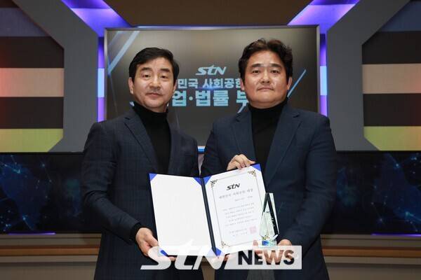 올리즈스포츠 박선용 대표가 지난 16일 인천 부평구 STN ARENA에서 열린 '2024 대한민국 사회공헌대상 시상식'에서 기업 부문 수상자로 선정되었다. 사진┃STN NEWS