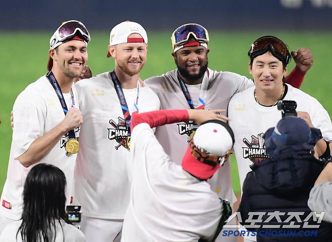 28일 광주 기아챔피언스필드에서 열린 KIA와 삼성의 한국시리즈 5차전. KIA가 삼성에 승리하며 V12 우승을 달성했다. 네일, 라우어, 소크라테스, 나성범이 기념 촬영을 하고 있다. 광주=송정헌 기자songs@sportschosun.com/2024.10.28/