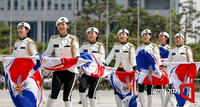 2일 서울 용산구 전쟁기념관에서 여군의장대가 동작시범을 선보이고 있다. 사진=강진형 기자aymsdream@