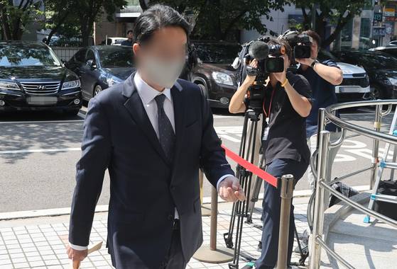 국산 코인을 빗썸에 상장해달라는 청탁과 함께 금품을 수수한 혐의(배임수재)를 받는 이상준 빗썸홀딩스 대표가 지난해 9월 1일 서울 양천구 서울남부지방법원에서 열린 구속 전 피의자 심문(영장실질심사)에 출석하고 있다. 연합뉴스