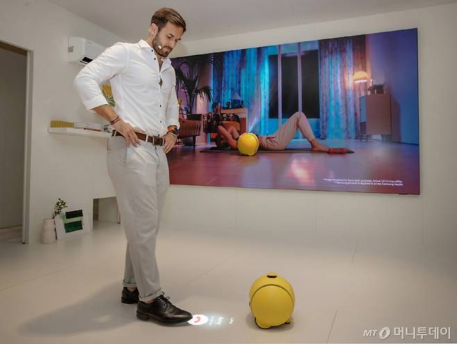 (서울=뉴스1) = 삼성전자는 독일 베를린에서 열린 유럽 최대 가전 전시회 'IFA 2024'에서 '모두를 위한 AI(AI for All)' 주제로 참가해, AI 기술 혁신을 통해 진화한 연결 경험을 유럽 시장에 선보였다고 7일 밝혔다. 사진은 삼성전자 전시관에서 AI 홈 컴패니언(AI Home Companion) '볼리'를 시연하고 있는 모습. (삼성전자 제공) 2024.9.7/뉴스1 Copyright (C) 뉴스1. All rights reserved. 무단 전재 및 재배포, AI학습 이용 금지. /사진=(서울=뉴스1)