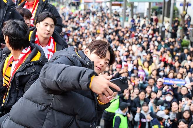 ▲ 지난 11월 30일 광주 도심에서 열린 KIA의 한국시리즈 우승 카퍼레이드 당시 김도영이 팬들을 배경으로 사진을 찍고 있다 ⓒKIA타이거즈