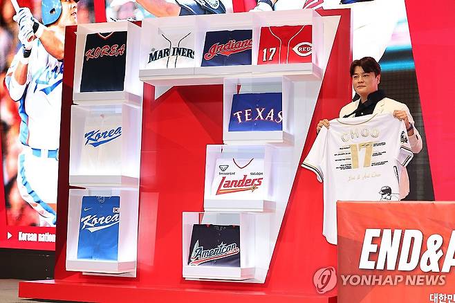 추신수 은퇴 기념 유니폼 사인 세리머니 (인천=연합뉴스) 임순석 기자 = 프로야구 SSG 랜더스 추신수가 7일 오후 인천 연수구 경원재 앰버서더 인천에서 열린 은퇴 기자회견에서 은퇴 기념 사인한 유니폼을 들어 보이고 있다. 2024.11.7 soonseok02@yna.co.kr