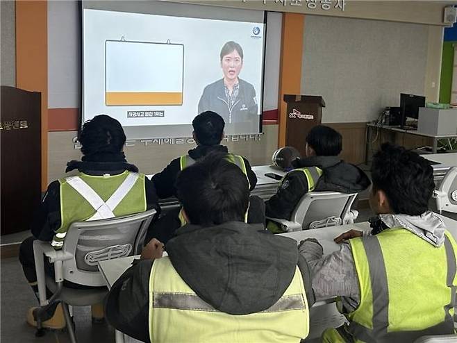 우원개발(대표 김기현)이 케이바이오헬스케어(대표 이상호)와 협력해 미얀마와 태국, 캄보디아 외국인 근로자들의 안전관리를 위한 ‘AI 모델링을 활용한 다국어 음성지원 안전 교육’을 도입했다. 사진은 우원개발 외국인 근로자들이 교육 받는 모습. / 제공=우원개발