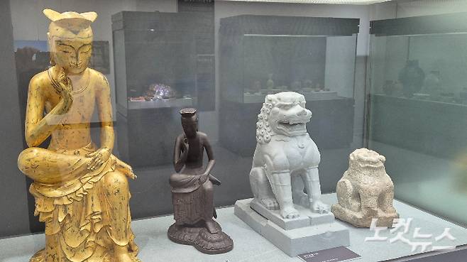 반가사유상과 석사자상. 중국과 서역의 제작양식을 본떠 만들어진 유물들이다. 이재기 기자