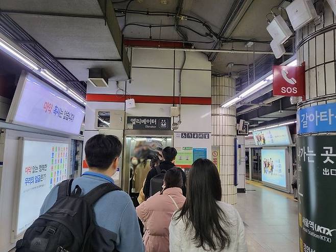 27일 서울 지하철 1호선 서울역 내에 위치한 엘리베이터 앞. 닫힘 버튼이 비활성화된 엘리베이터의 문이 열려 있다.ⓒ데일리안 허찬영 기자
