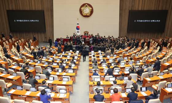 우원식 국회의장이 27일 오후 국회 본회의에서 한덕수 국무총리 탄핵소추안 가결 요건을 '재적 과반'으로 정하자, 이에 대해 국민의힘 의원들이 항의하고 있다. 연합뉴스