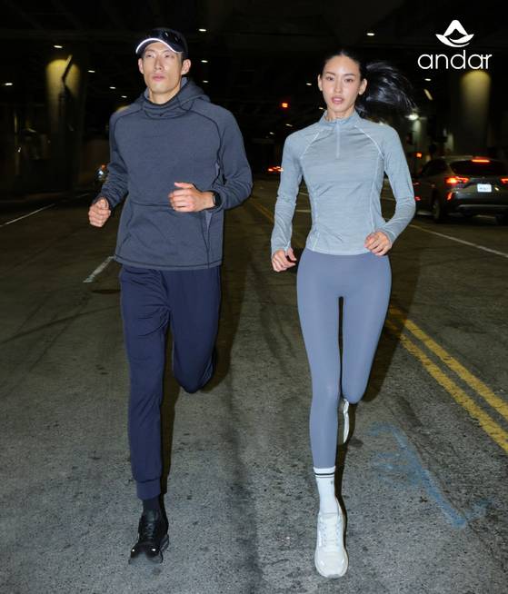 안다르의 기모 조거팬츠를 착용한 남성 모델과 기모 레깅스를 착용한 여성 모델. 사진 안다르