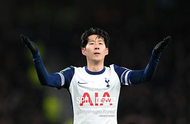 손흥민은 2025년 1월부터 보스만 룰에 따라 다른 구단과 자유롭게 협상할 수 있음에도 불구하고, 토트넘은 아직 명확한 재계약 움직임을 보이지 않고 있다. 글로벌스포츠매체 ‘디애슬레틱’은 “토트넘이 손흥민과 벤 데이비스의 계약 1년 연장 옵션을 발동해 둘 다 1년 더 팀에 남기려고 한다”고 보도했다. 토트넘 내부 사정을 잘 아는 전 스카우트 브라이언 킹은 “손흥민 같은 레전드가 이런 식으로 대우받아서는 안 된다. 토트넘은 이미 몇 달 전에 손흥민 계약 문제를 해결했어야 했다. 손흥민이 지금 토트넘에서 행복한지조차 확신하기 어렵다”고 비판했다. 이후 영국 몇몇 언론들은 “손흥민이 토트넘과의 계약 상황에 불만을 품고 있다는 얘기가 있다. 일부 관계자들은 그가 팀을 떠날 것이라는 소문을 들었다”라며 구단 내부에서 도는 흉흉한 소문까지 보도했다