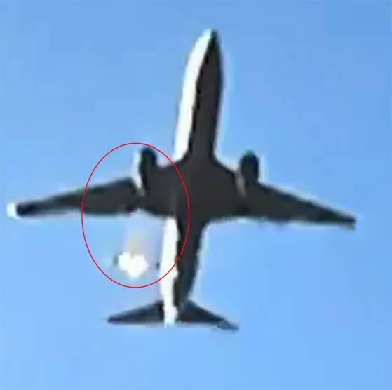 29일 전남 무안국제공항에서 추락한 제주항공 여객기가 공항 활주로에 동체 착륙 뒤 공항 벽면에 충돌해 폭발하는 사고가 발생했다. 사진은 사고 항공기가 착륙 전 무안 공항 접근 당시 오른쪽 엔진에서 이상 화염이 나오고 있는 모습(빨간원). 연합뉴스