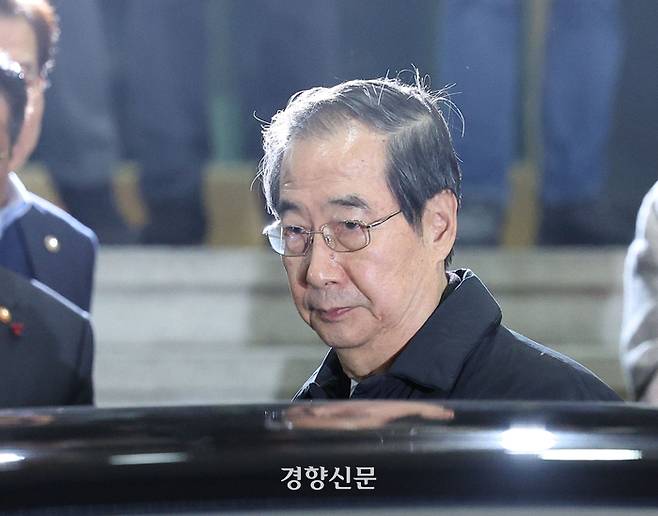 한덕수 국무총리가 12월 27일 오후 국회의 탄핵소추 의결 뒤 서울 종로구 정부서울청사를 나서고 있다. /대통령실 사진기자단