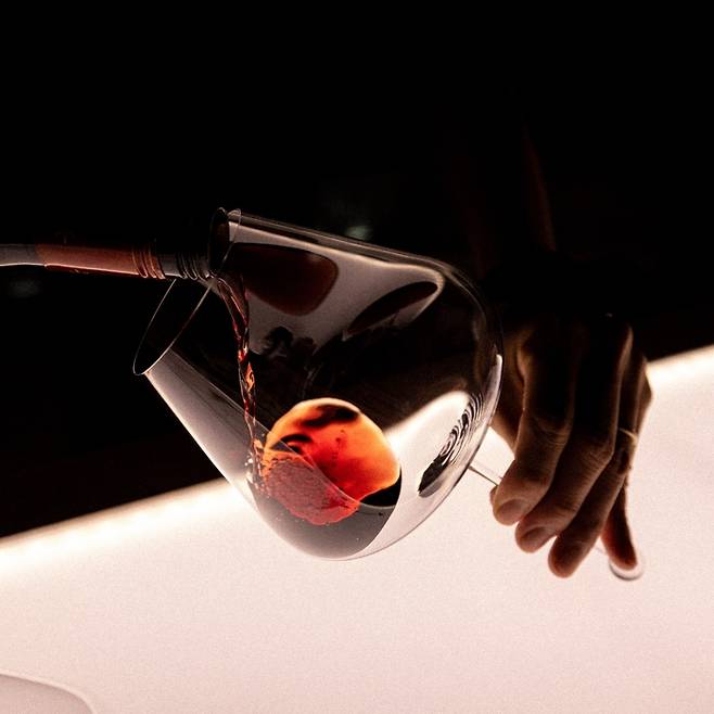 고급 와인잔에 흘러 들어가는 와인. 뱅룩