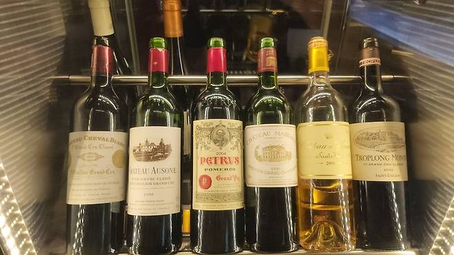 시중에서 구매할 경우 1000만원이 넘는 ‘샤또 페트뤼스 2004’, 보르도 5대 샤토 중 하나인 ‘샤토 마고 1999’ 등이 와인셀러에서 영롱하게 빛나고 있다. 안병준 기자