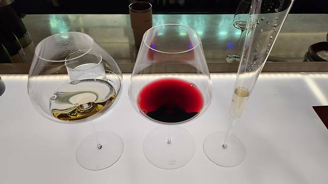 뱅룩의 다양한 와인과 와인잔. 안병준 기자