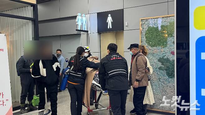 여객기 참사가 발생한 무안국제공항에 사고 소식을 듣고 오열하던 한 유가족이 실신해 119를 통해 이송되고 있다. 김수진 기자