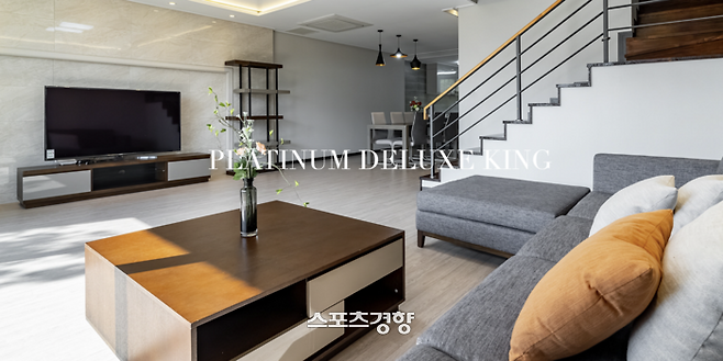 ‘기린빌라리조트 제주’ 디럭스 킹 객실. 단독 풀빌라 2층 복층 구조를 지니고 있다.