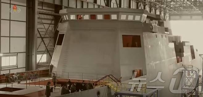북한 조선중앙TV는 지난 29일 '당 중앙위원회 제8기 제11차 전원회의 확대회의'에 관한 보도를 하면서 김정은 노동당 총비서가 새로 건조 중인 신형 함선을 시찰하는 사진을 보도했다.(조선중앙TV 갈무리)