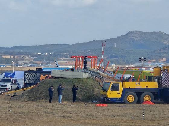 제주항공 여객기 참사의 피해를 키웠다는 지적이 제기된 무안국제공항 활주로 끝 부분의 거대한 흙더미와 콘크리트 구조물. 황희규 기자