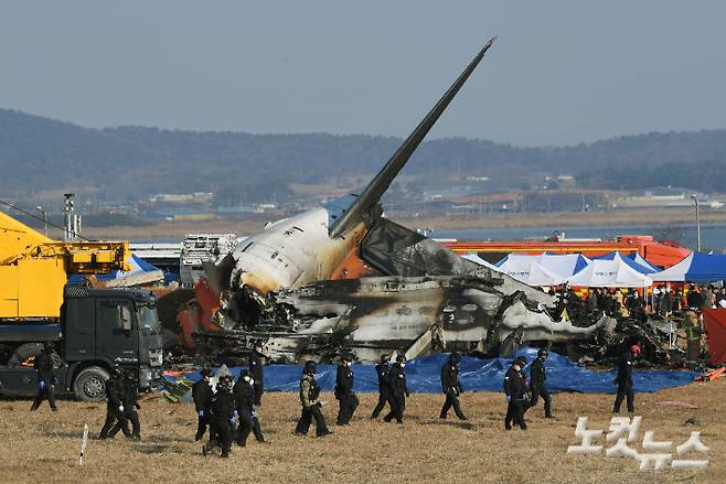 전남 무안국제공항에서 탑승객 181명을 태운 여객기가 착륙 중 활주로를 이탈해 사고가 발생한 29일 사고현장에서 소방대원들이 수습작업을 벌이고 있다. 무안(전남)=황진환 기자