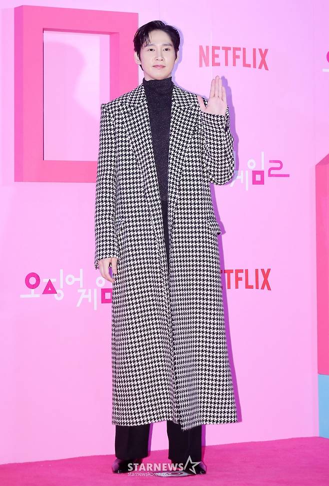 배우 박성훈이 9일 오후 서울 중구 동대문디자인플라자에서 진행된 넷플릭스 시리즈 '오징어 게임 시즌2' 핑크카펫에 참석해 포즈를 취하고 있다. '오징어 게임 시즌2'는 복수를 다짐하고 다시 돌아와 게임에 참가하는 '기훈'(이정재)과 그를 맞이하는 '프론트맨'(이병헌)의 치열한 대결, 그리고 다시 시작되는 진짜 게임을 담은 이야기다. 오는 26일 공개. 2024.12.9 /사진=김창현 chmt@