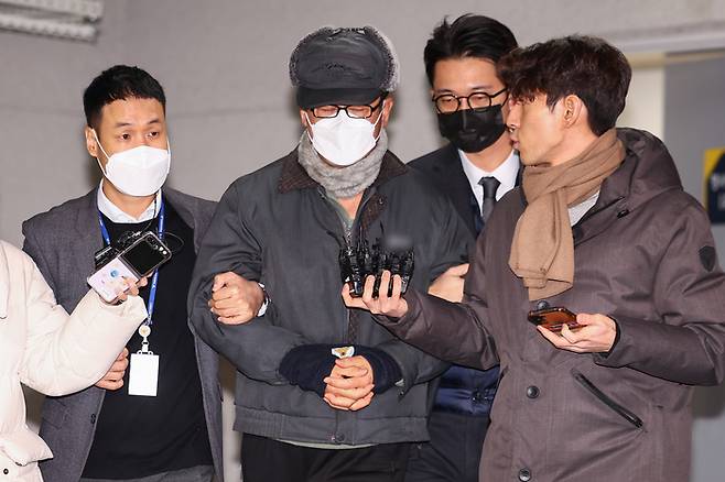 ‘12·3 비상계엄’ 기획에 관여한 혐의로 구속된 노상원 전 국군정보사령관이 2024년 12월 24일 서울 은평구 서울서부경찰서에서 검찰로 송치되고 있다. /연합