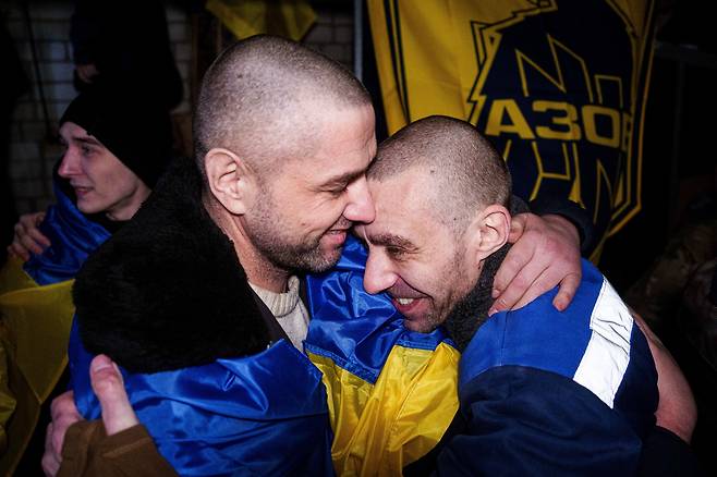 30일(현지 시각) 러시아와 우크라이나의 포로 교환 이후 풀려난 우크라이나 포로들이 서로를 안고 있다. /AP연합뉴스