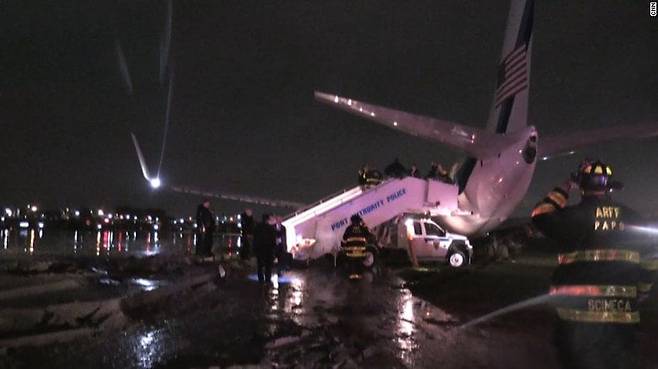 2016년 10월 27일 미 이스턴 항공 3452편이 뉴욕 라과디아 공황 활주로에서 이탈했을 당시 사고 현장이 담긴 모습. /X(옛 트위터)