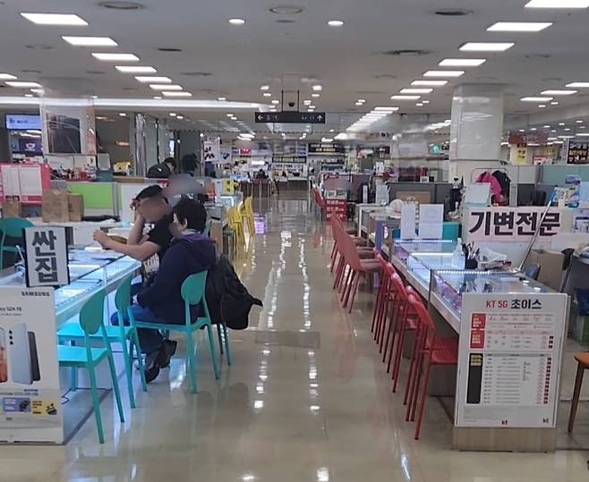 지난 30일 저녁 서울 신도림 테크노마트 9층 휴대폰 상가./심민관 기자